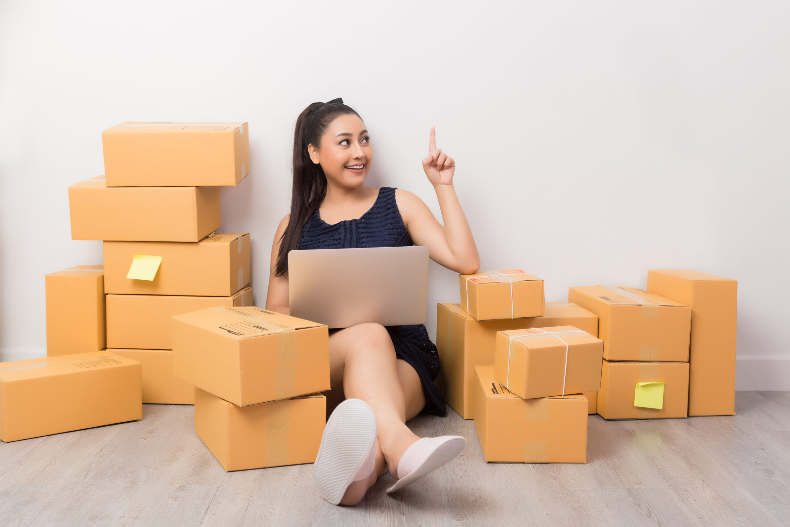 Vrouw bij verhuisdozen